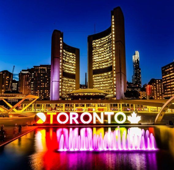 Plaza del Ayuntamiento de Toronto con el letrero iluminado de la ciudad al anochecer