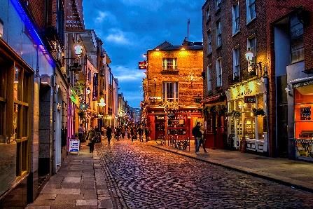 Cobbled street and pubs in the Temple Bar district of Dublin