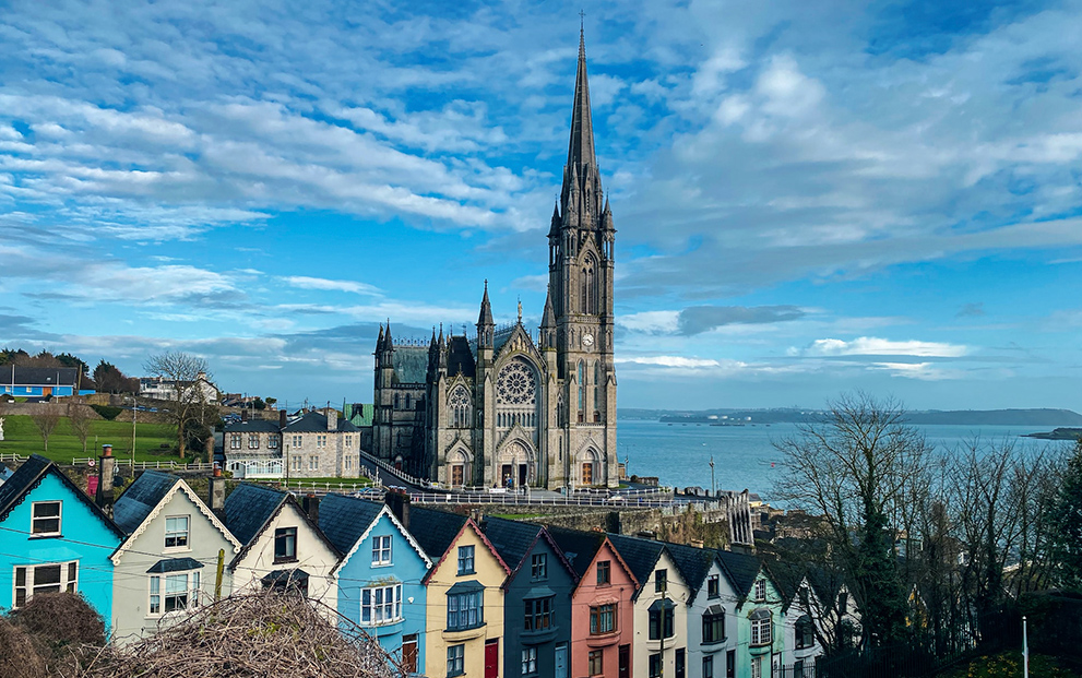 Catedral y casas de colores frente al puerto de Cork
